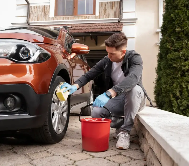 Lavage auto à domicile Saint-Amans-Valtoret : professionnel intervenant sur un véhicule